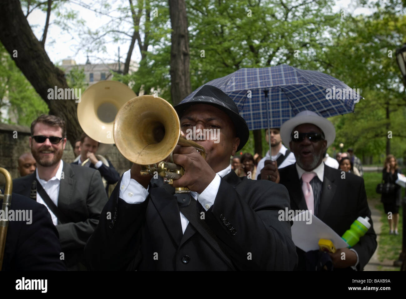 Le Brass Band de Duke Ellington Duke Ellington feuilles de la mémoire sur la rue 110e et des marches à travers Central Park Banque D'Images