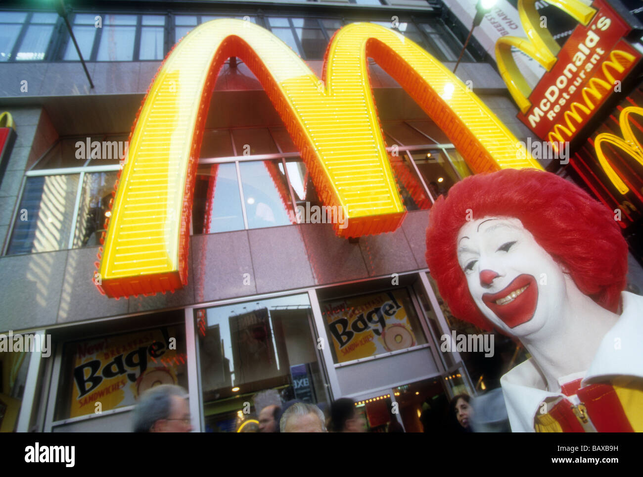 Restaurant McDonald's à Times Square avec Ronald McDonald Richard B Levine Banque D'Images
