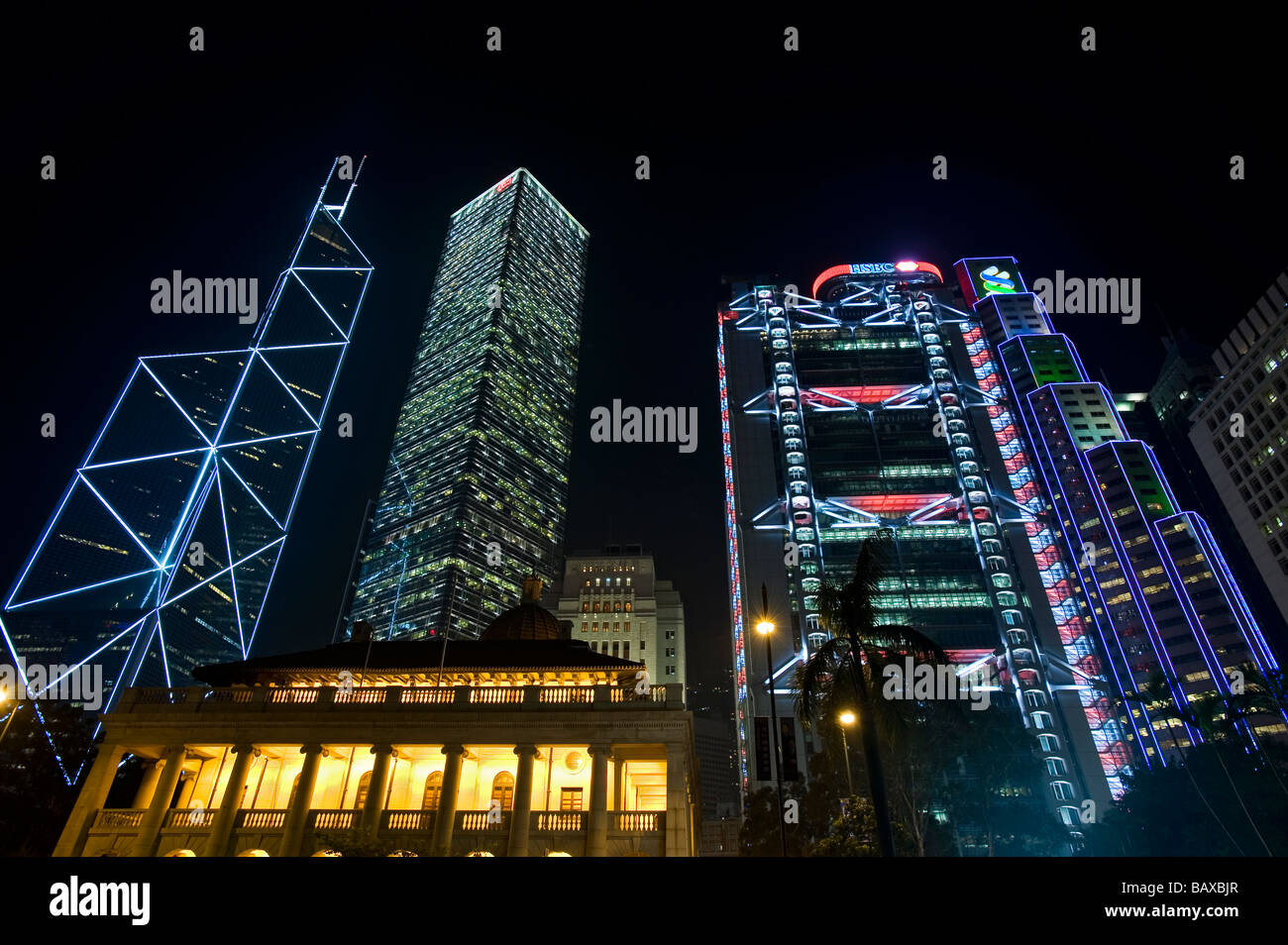 La tour de la Banque de Chine, Cheung Kong Centre, bâtiment principal et HSBC Hong Kong City Hall dans le premier plan dans la nuit. Banque D'Images