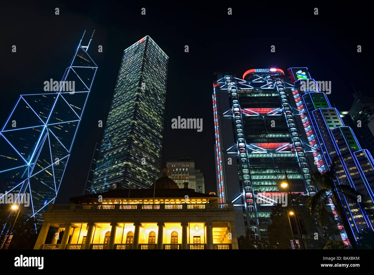 La tour de la Banque de Chine, Cheung Kong Centre, bâtiment principal et HSBC Hong Kong City Hall dans le premier plan dans la nuit. Banque D'Images