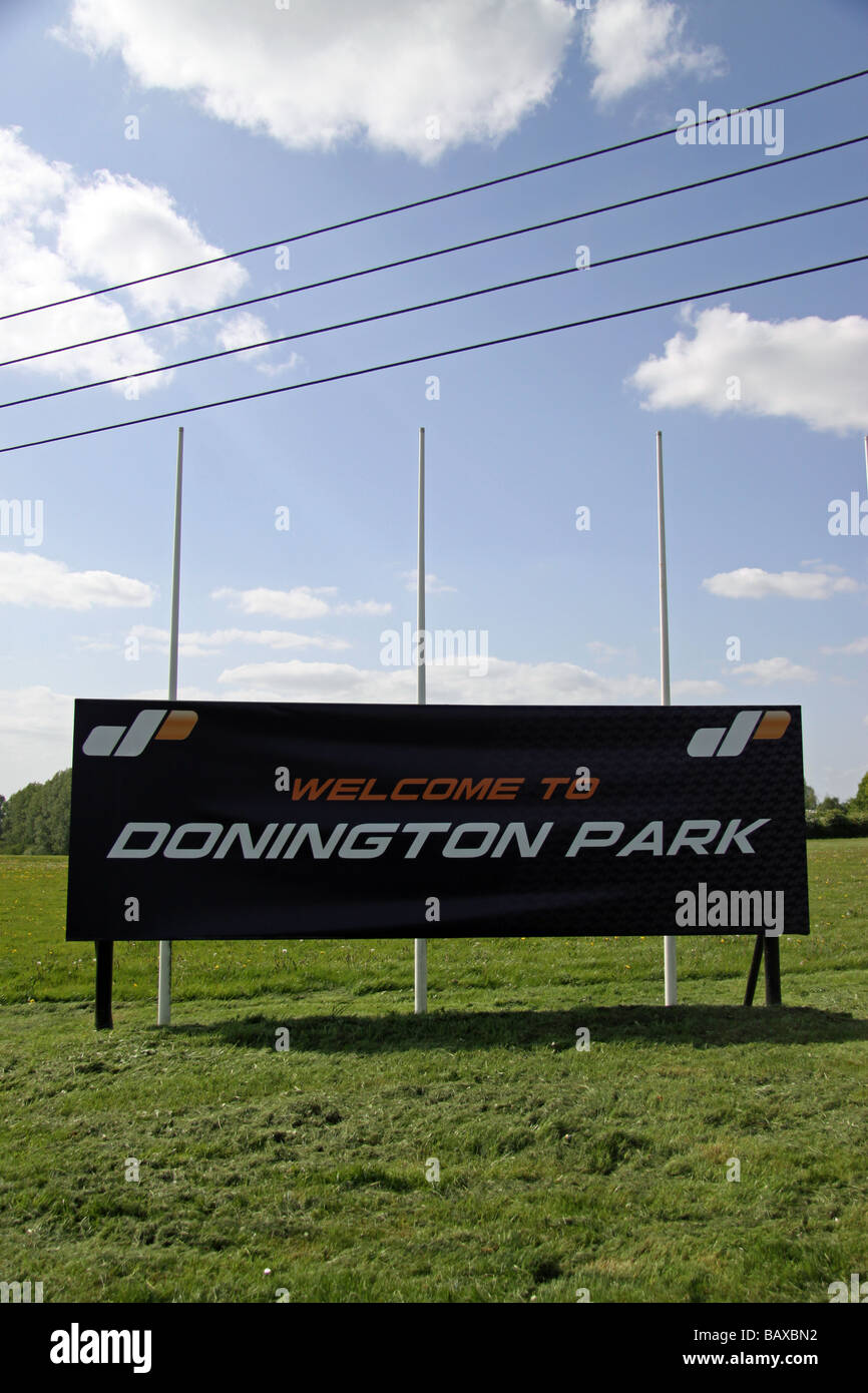'Bienvenue à Donington Park' signe à l'entrée du circuit de course automobile dans les East Midlands, dans le Leicestershire. Banque D'Images