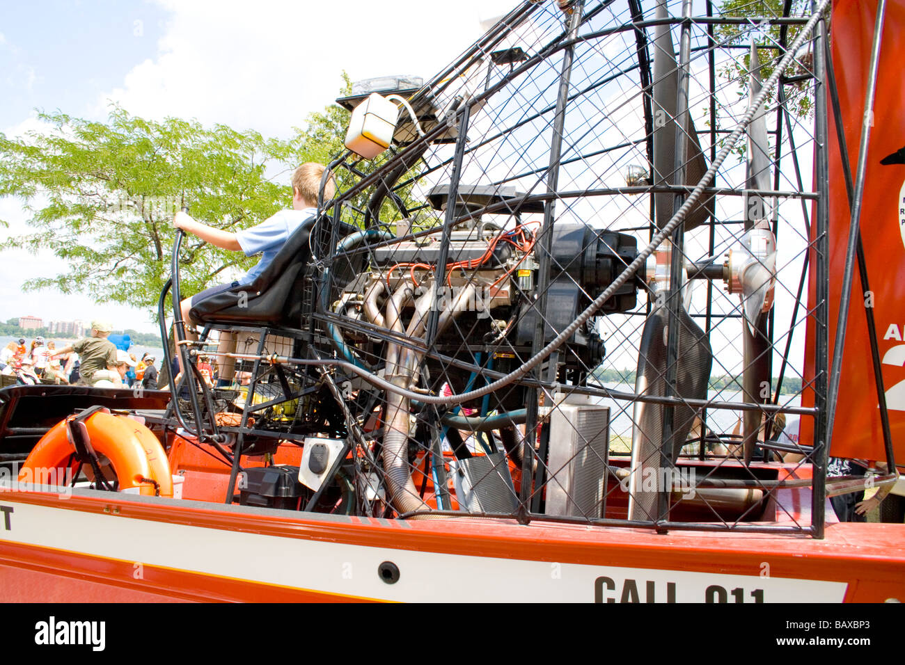 Garcon De 12 Ans Assis Dans Le Siege Du Conducteur De Pompiers Water Rescue Airboat Aquatennial Beach Bash Minneapolis Minnesota Usa Photo Stock Alamy