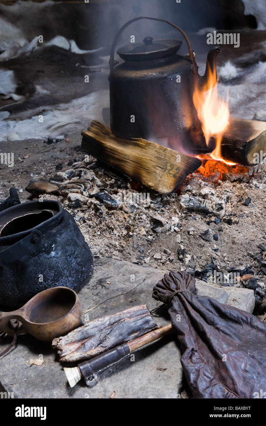 Façon traditionnelle de faire le café avec Sami, viande de renne dans un Gåhtie (Sami) maison traditionnelle en Båtsuoj Samecenter Gasa, Suède Banque D'Images