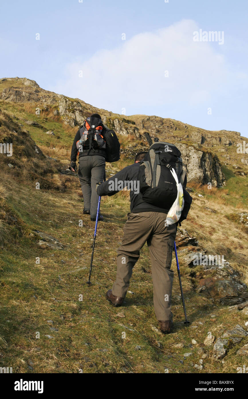 À pied dans le pays désert trail escalade les montagnes rocheuses, couvertes d'herbe sur le chemin de la colline,des milliers de pieds-up Banque D'Images