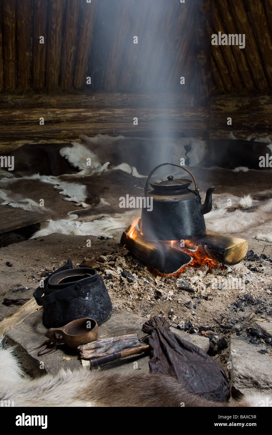 Façon traditionnelle de faire le café avec Sami, viande de renne dans un Gåhtie (Sami) maison traditionnelle en Båtsuoj Samecenter Gasa, Suède Banque D'Images