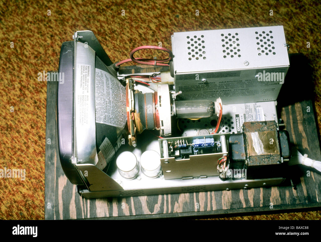 Moniteur à tube cathodique plat électronique de télévision Banque D'Images