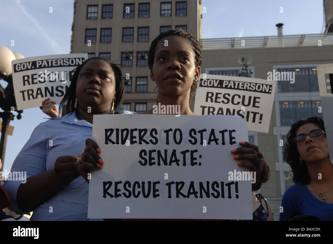 Les usagers de la protestation de transport en commun dans l'Union Square à New York contre les réductions budgétaires pour MTA métro et bus Banque D'Images