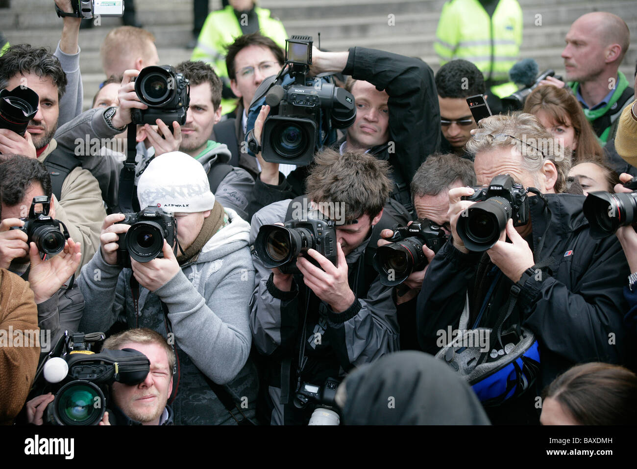Une horde d'actualités photographes et cameramen couvrir un reportage Banque D'Images