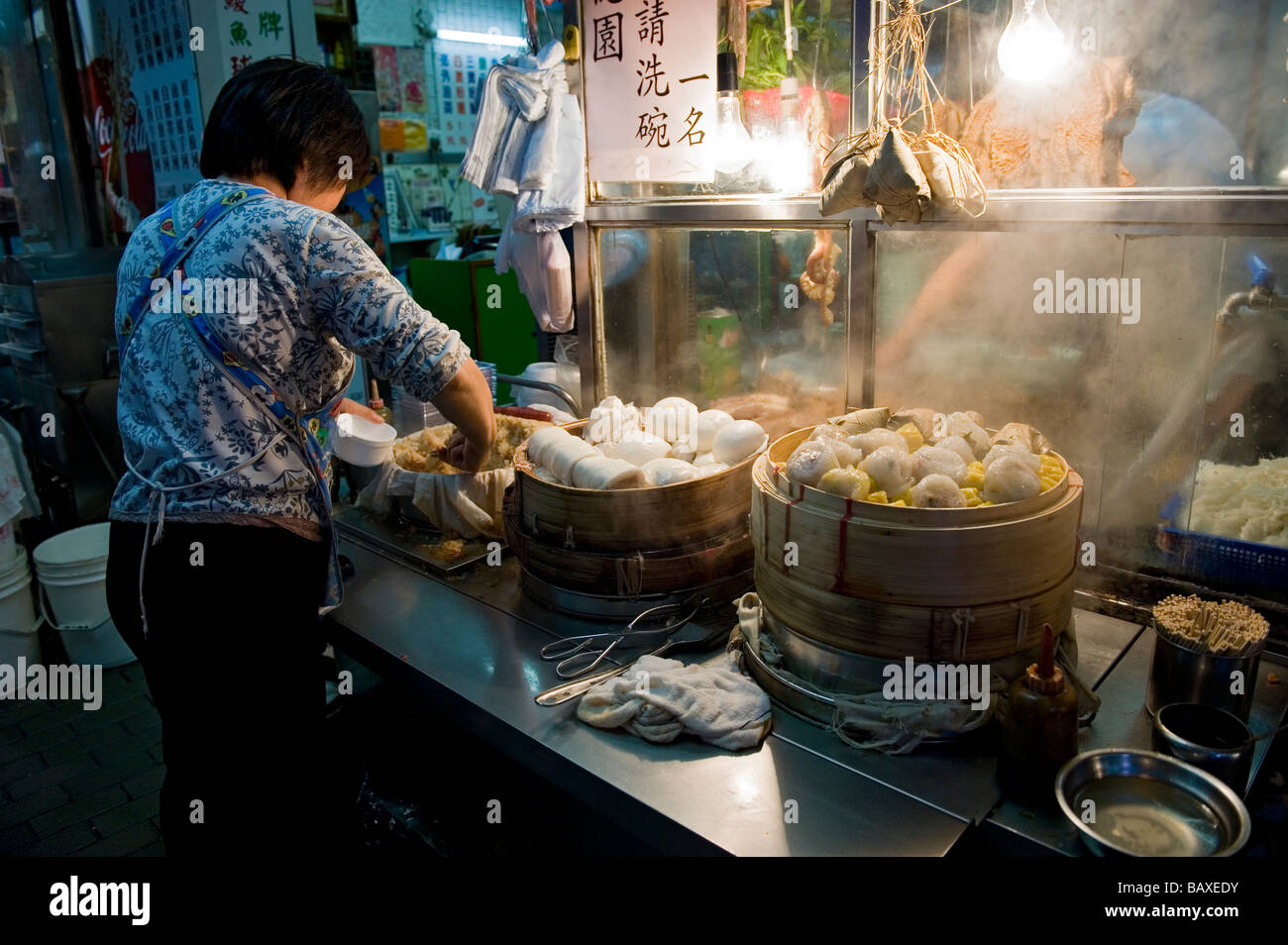 Côté Route Dumpling Chinois Restaurant dans le Marché des Dames, Tung Choi Street, Mong Kok, Kowloon. Banque D'Images