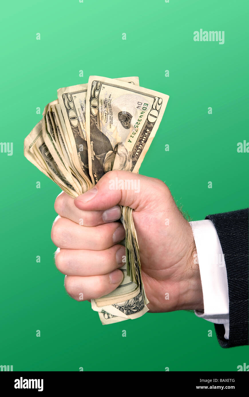 Un homme tire un poing pleine d'argent Banque D'Images