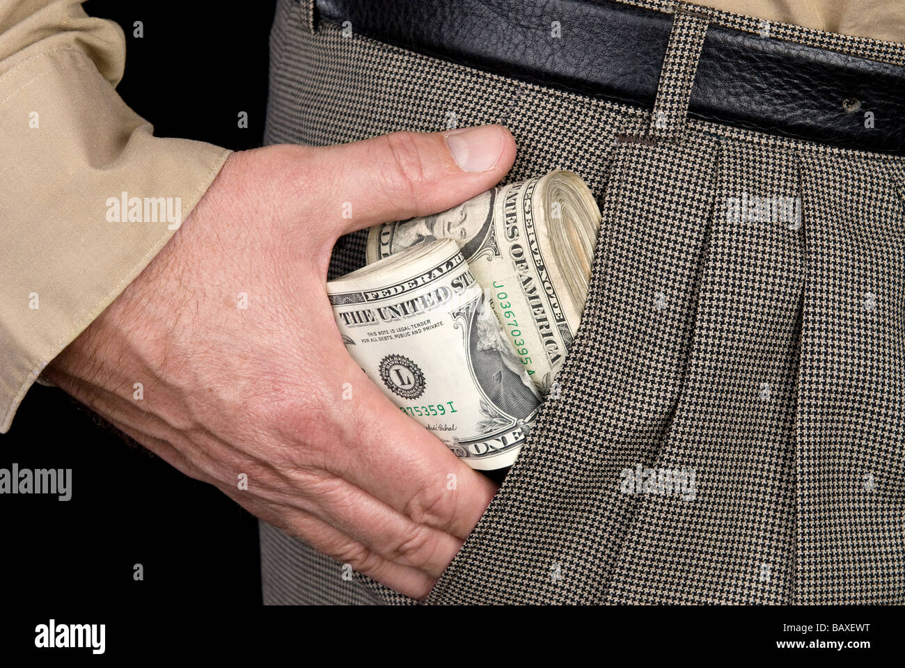 Un homme animaux liasses de billets dans sa poche Banque D'Images