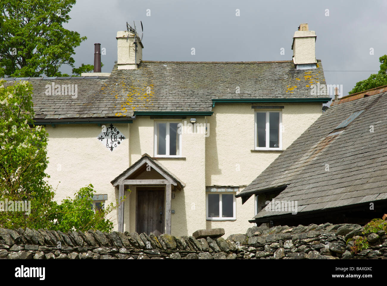 Maison du village de Troutbeck (avec datestone de 1686), Parc National de Lake District, Cumbria, Angleterre, Royaume-Uni Banque D'Images