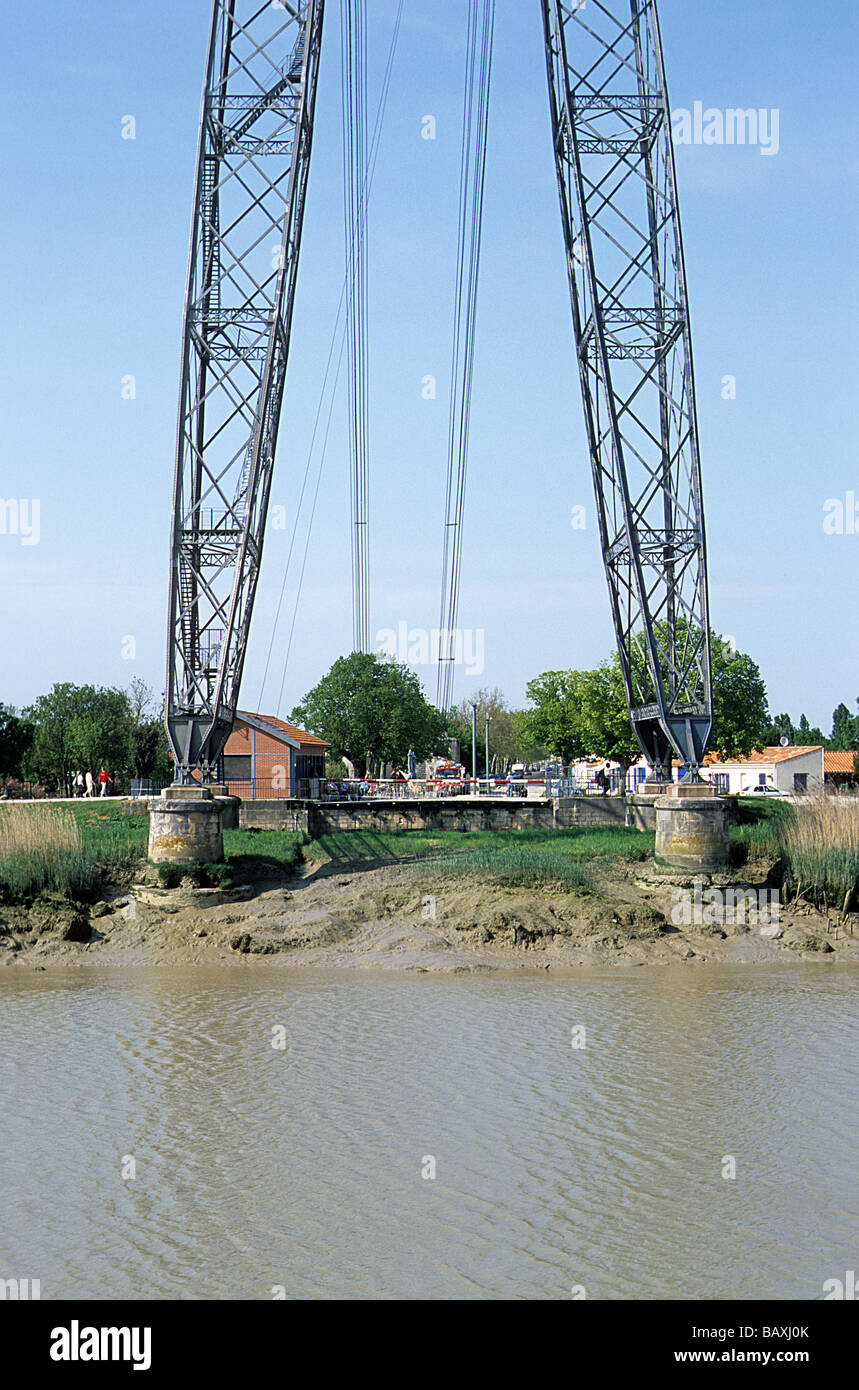 France, pont transbordeur entre R. Charente, près de Rochefort, Charente-Maritime, à partir de la rive sud. Banque D'Images