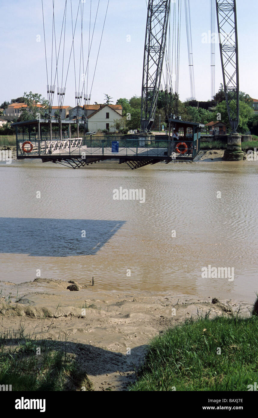 France, pont transbordeur entre R. Charente, près de Rochefort, Charente-Maritime, à partir de la rive nord. Banque D'Images