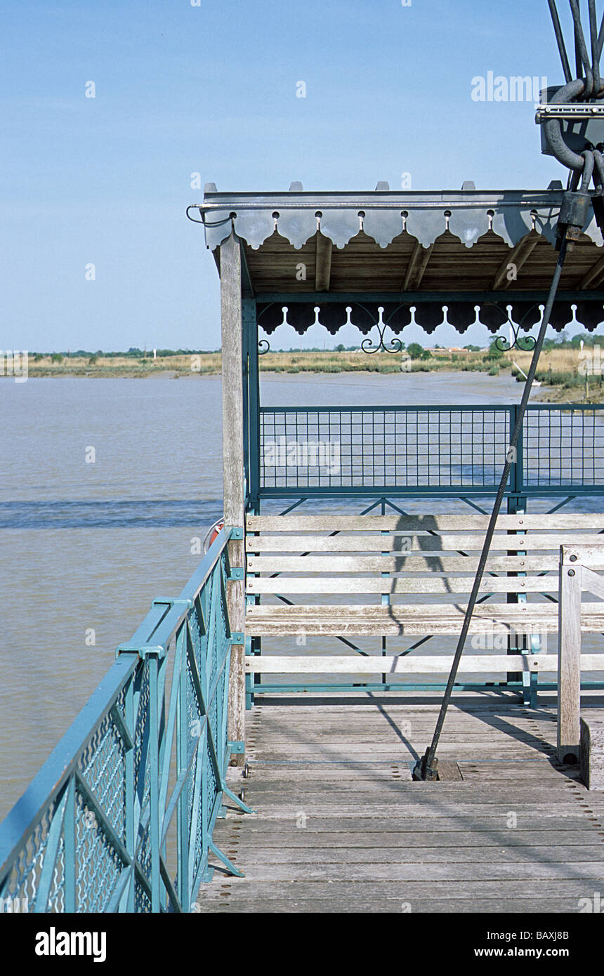 France, pont transbordeur entre R. Charente, près de Rochefort, Charente-Maritime. Banque D'Images