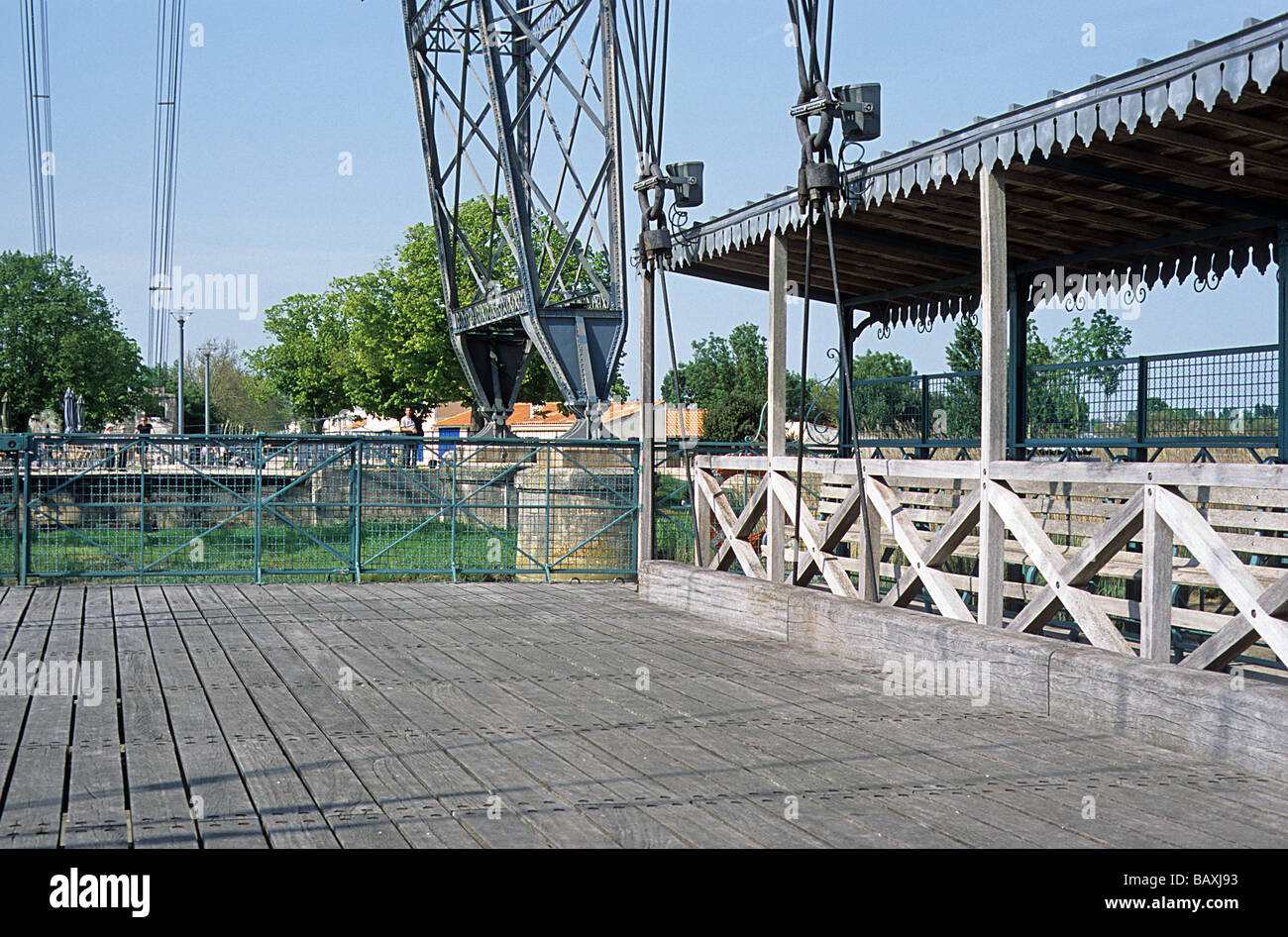 France, pont transbordeur entre R. Charente, près de Rochefort, Charente-Maritime, gondole, en cours de route. Banque D'Images