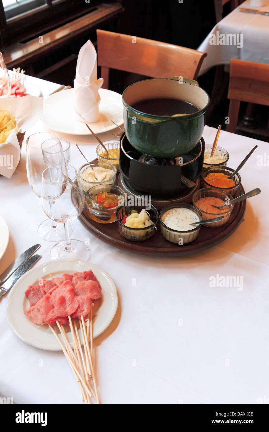 En fondue, Fondue Bacchus Restaurant Safranzunft, Bâle, Suisse Photo Stock  - Alamy