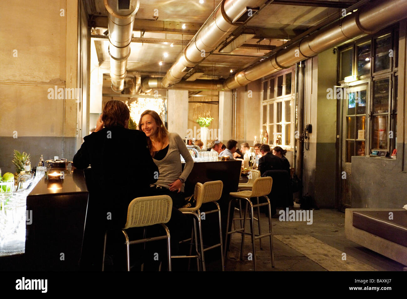Un couple de prendre un verre dans un salon, un restaurant Acqua, Bâle, Suisse Banque D'Images