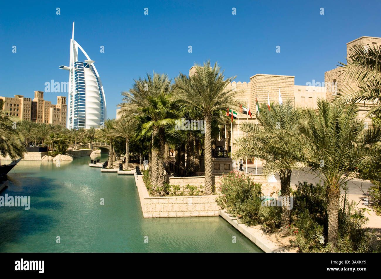 L'hôtel de luxe Burj al Arab avec oasis et de palmiers, Madinat Jumeirah, Dubaï, Émirats Arabes Unis Banque D'Images