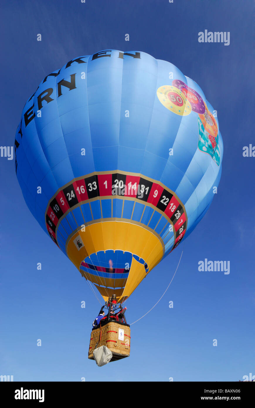 La montgolfière, ballon à air chaud avec forme de passagers en gondole, Montgolfiade à Bad Wiessee au bord du lac de Tegernsee, Haute-Bavière, Bav Banque D'Images