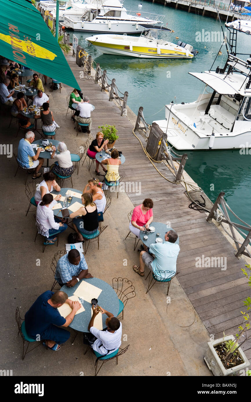Les gens assis dans un café au bord de l'eau, Bridgetown, Barbados, Caribbean Banque D'Images