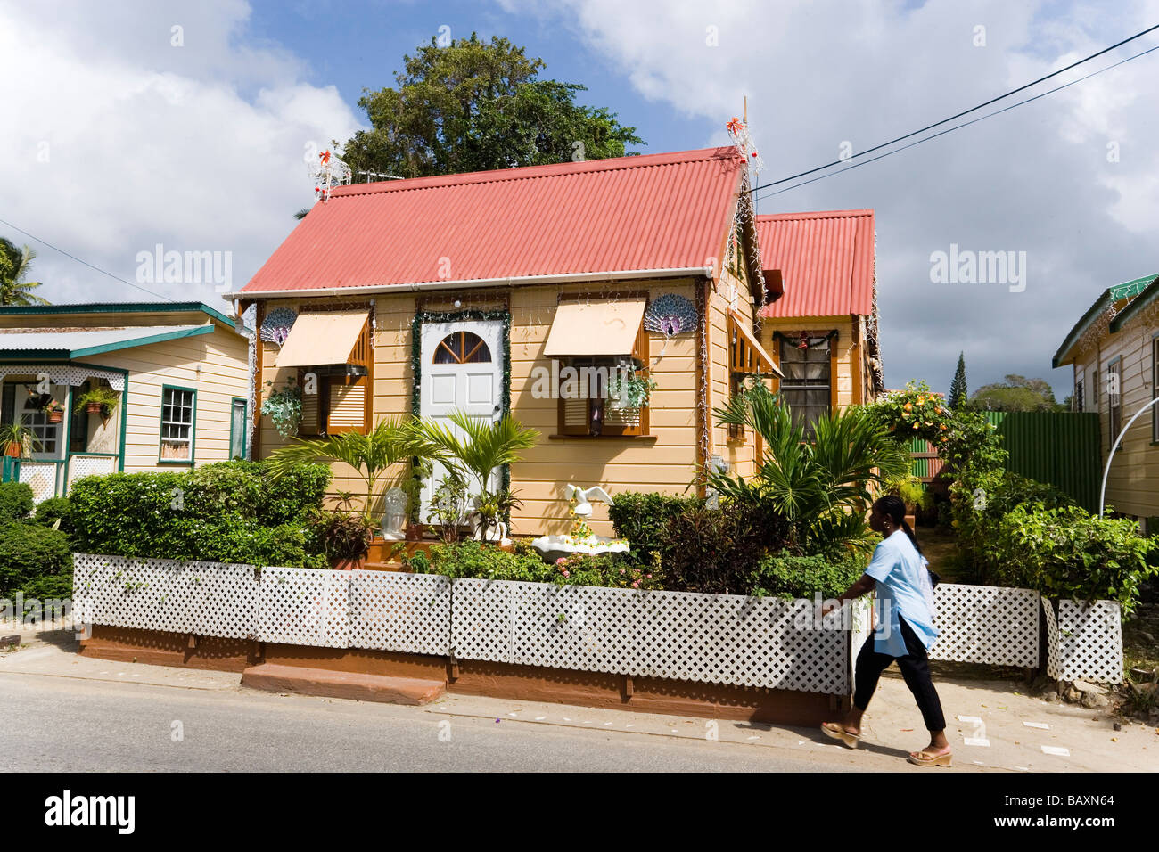 Personne qui passe à l'hypothèque mobilière House, West Coast, Barbados, Caribbean Banque D'Images