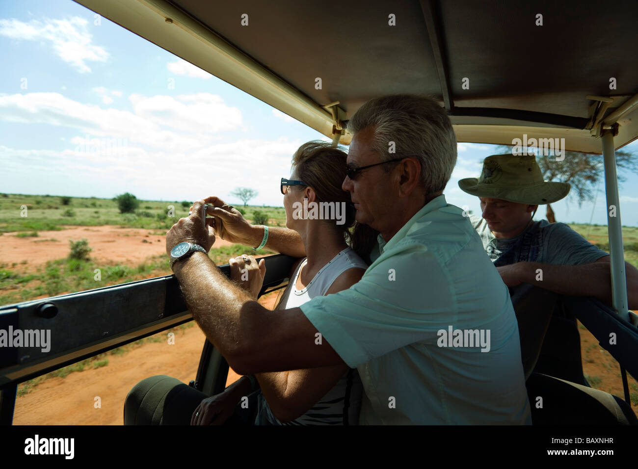 Les touristes ayant un safari tour, le parc national de Tsavo Est, littoral, Kenya Banque D'Images