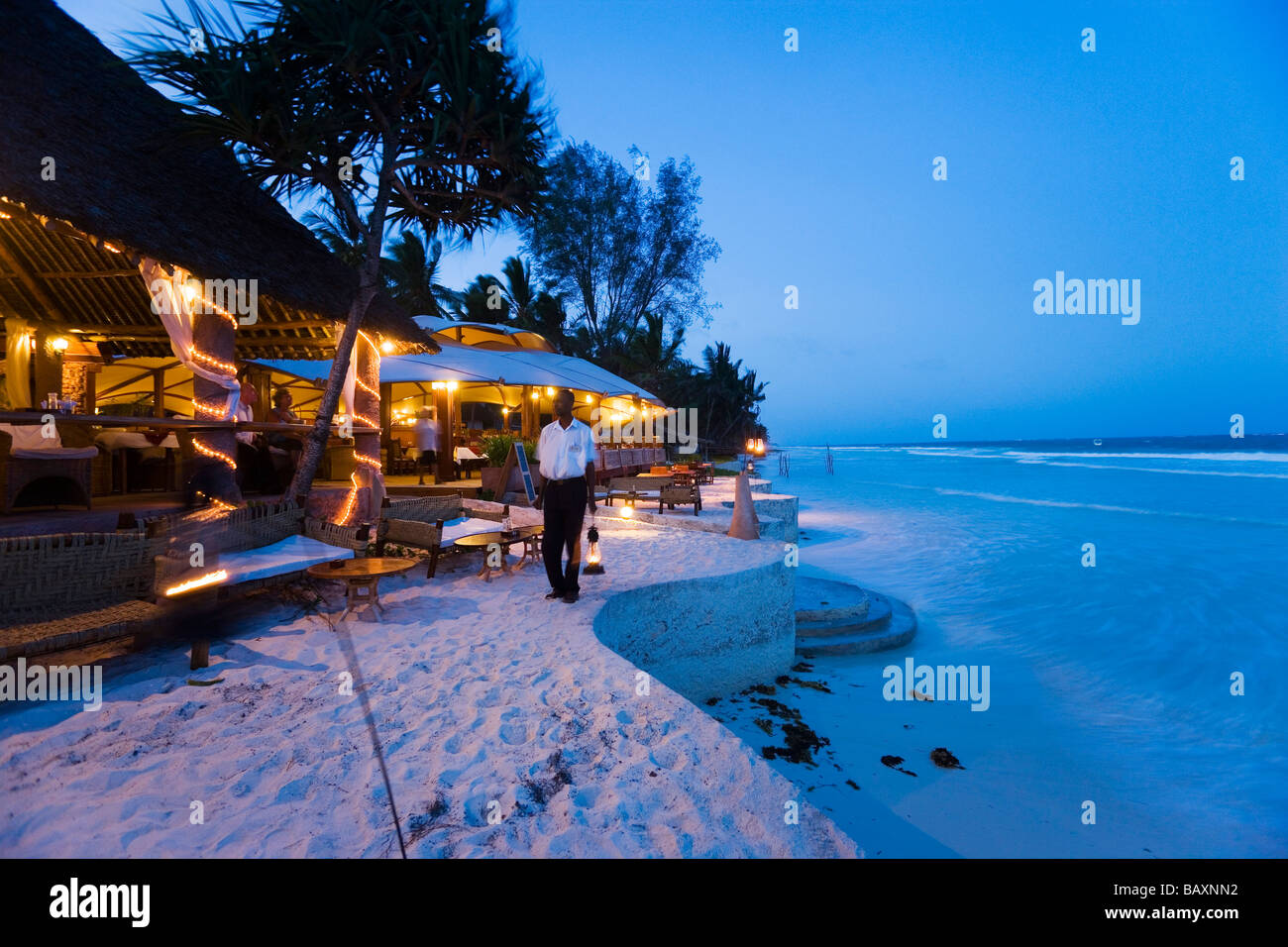 Offre d'organiser des lanternes, les sables bitumineux, au Nomad, la plage de Diani, Kenya Banque D'Images