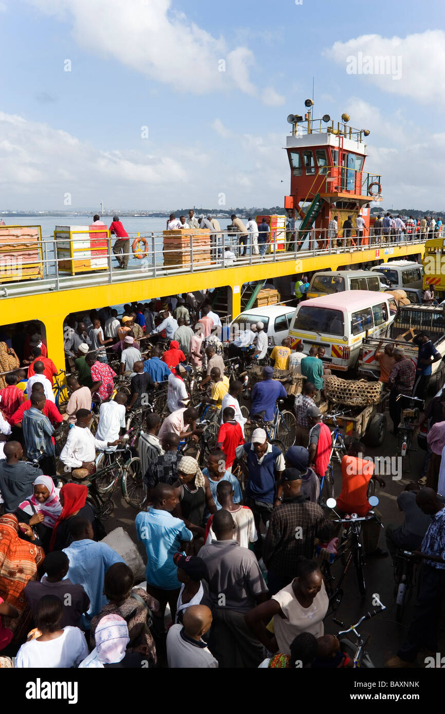 Ferry surpeuplé, Kenya Banque D'Images