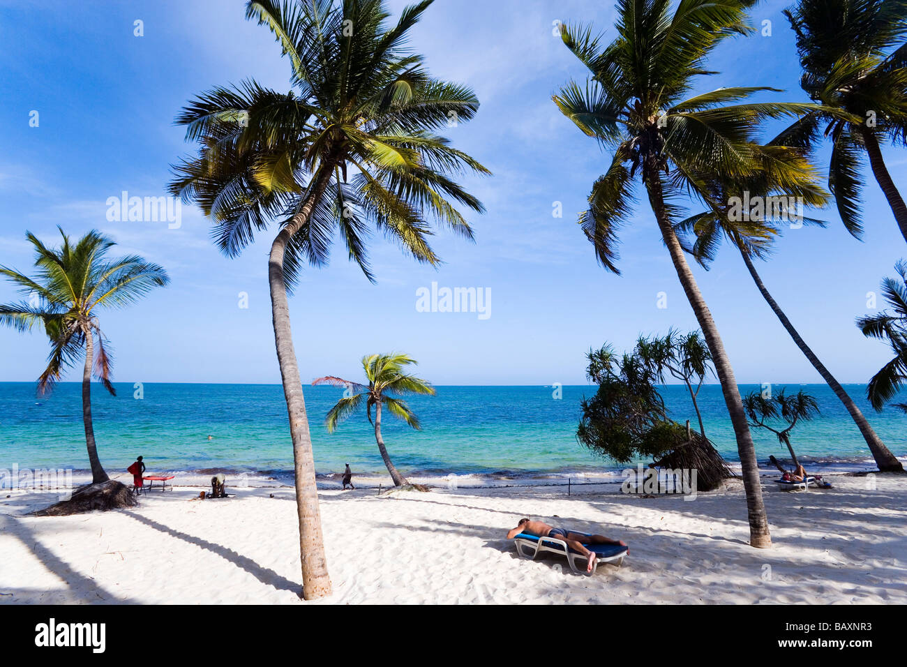 Les touristes de détente à Shanzu Beach, Côte, Kenya Banque D'Images