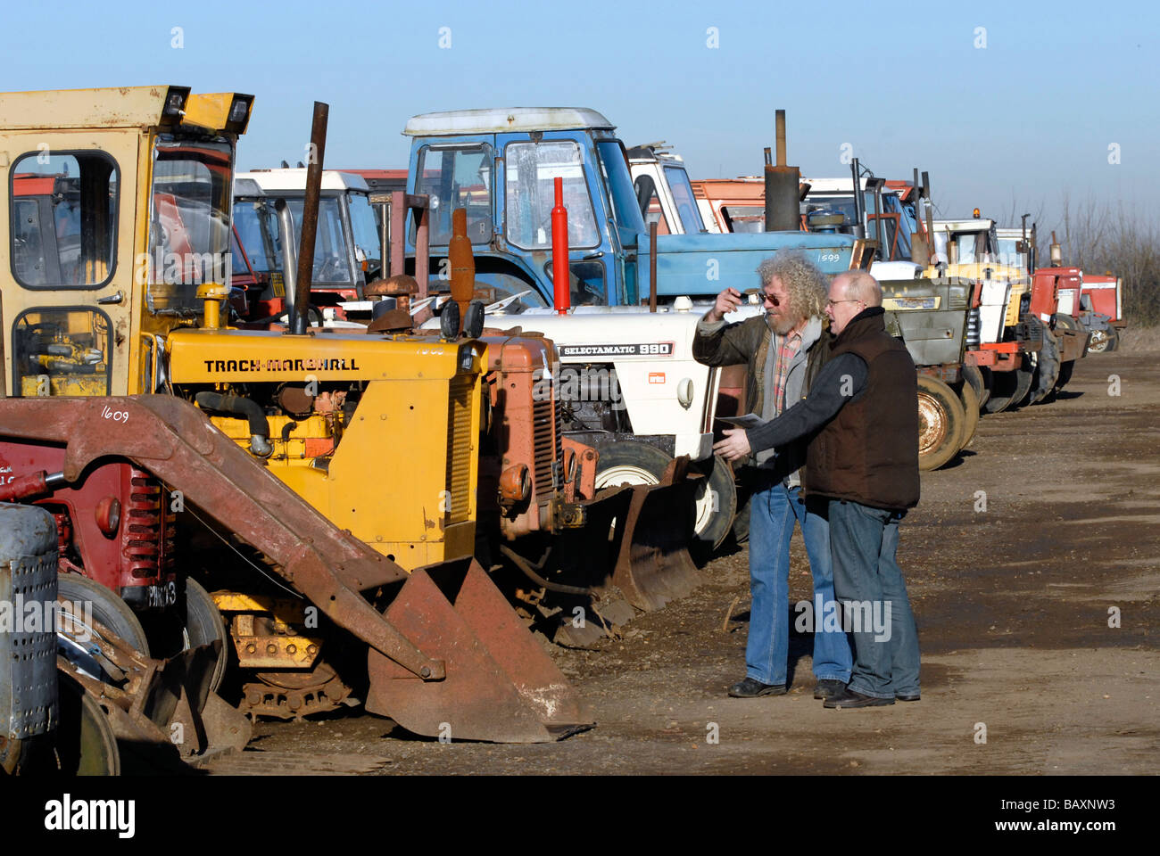 Les discussions d'une vente aux enchères du tracteur UK Banque D'Images