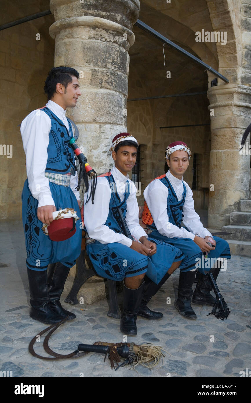 Trois danseurs en costume traditionnel, Buyuk Han, le Grand Inn, caravansérail Ottoman, Lefkosia, Nicosie, Chypre du Nord, Cypru Banque D'Images
