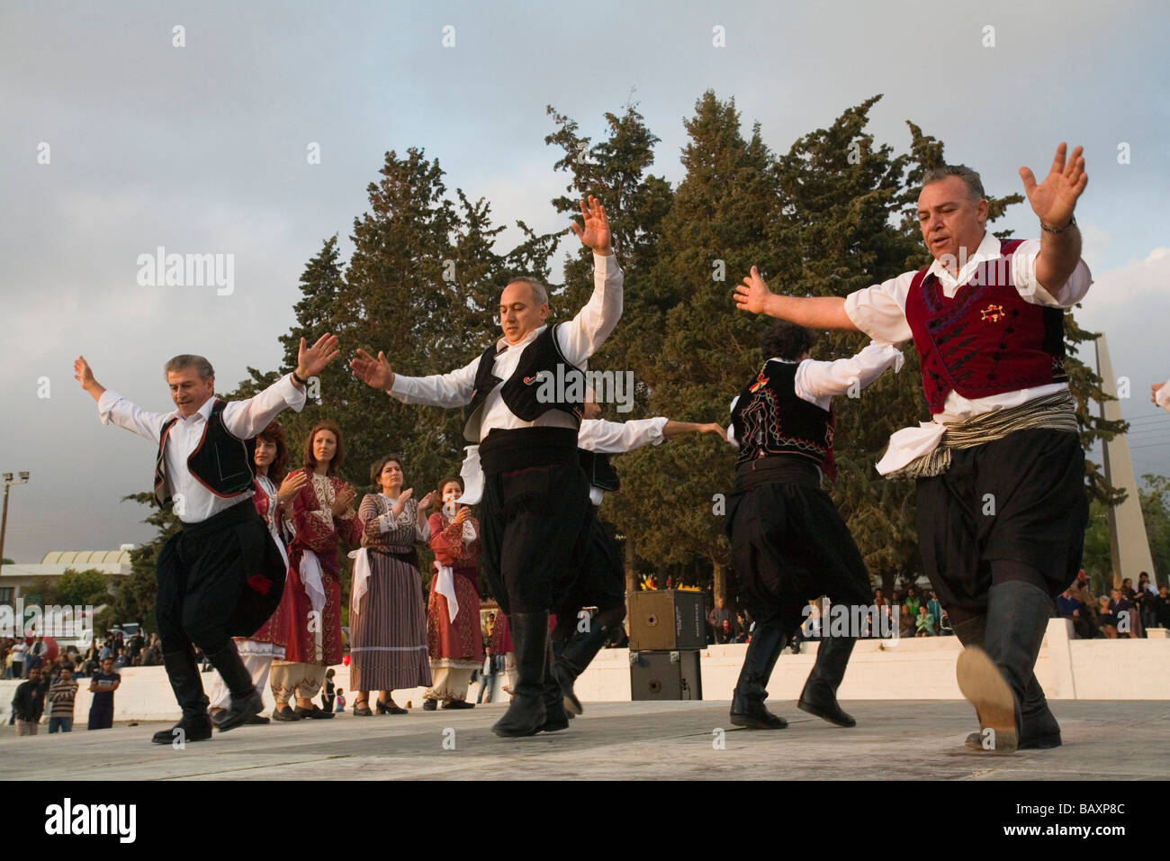 Danse folklorique à l'easter jeux, Folklore, Kissonerga, près de Paphos, Chypre du Sud, Chypre Banque D'Images