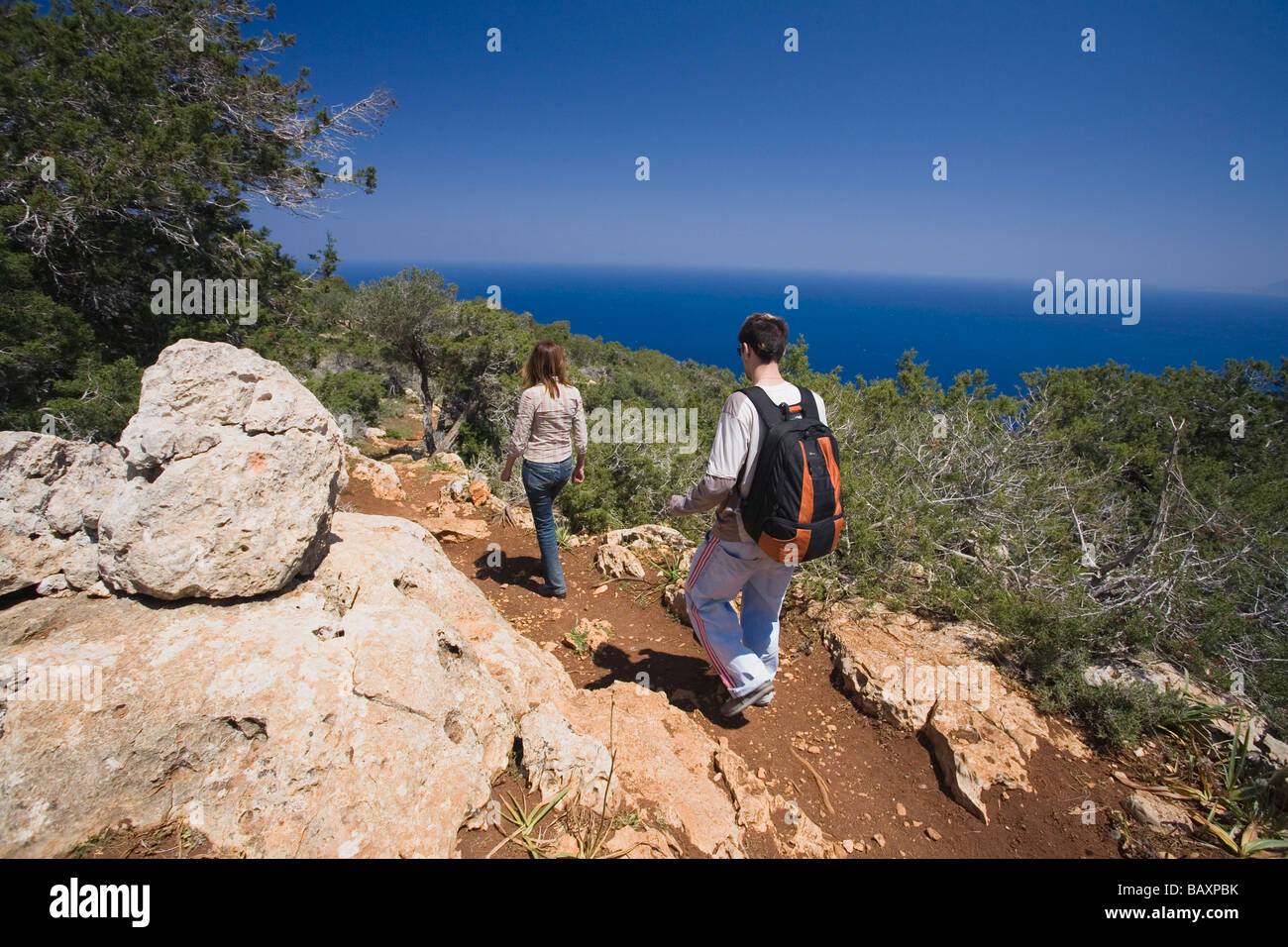 Les gens de la randonnée pour Moutis du Sotiras tis, 370m, sentier d'Aphrodite, Jalos actif d', la Réserve Naturelle d'Akamas, parc sud de Chypre, Chypre Banque D'Images