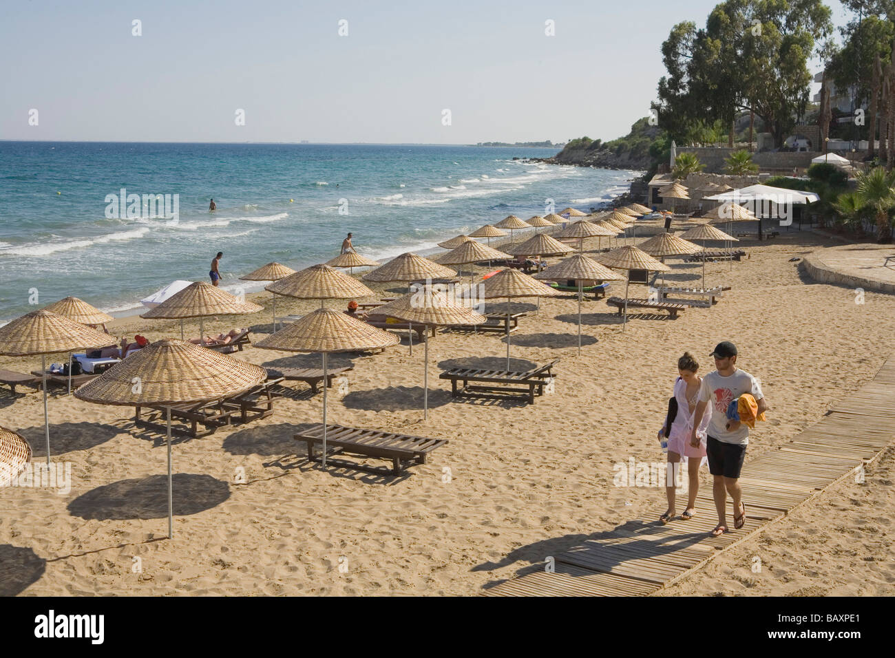 Un jeune couple en train de marcher à la plage, Bogaz, Chypre du Nord, Chypre Banque D'Images