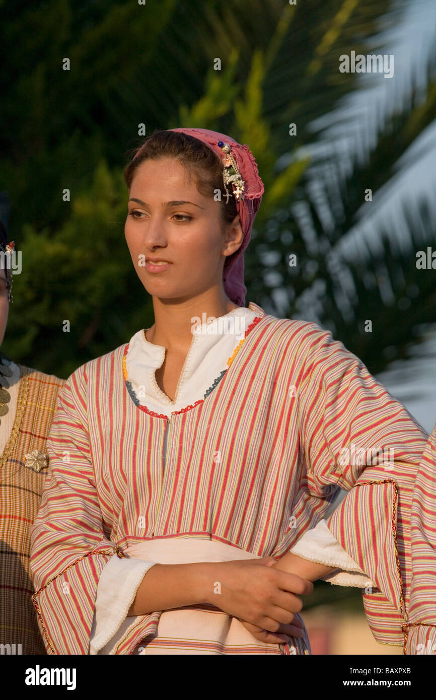 Une femme en costume traditionnel, de la danse, danse folklorique, le Festival du vin de Commandaria, Limnati, Chypre Banque D'Images