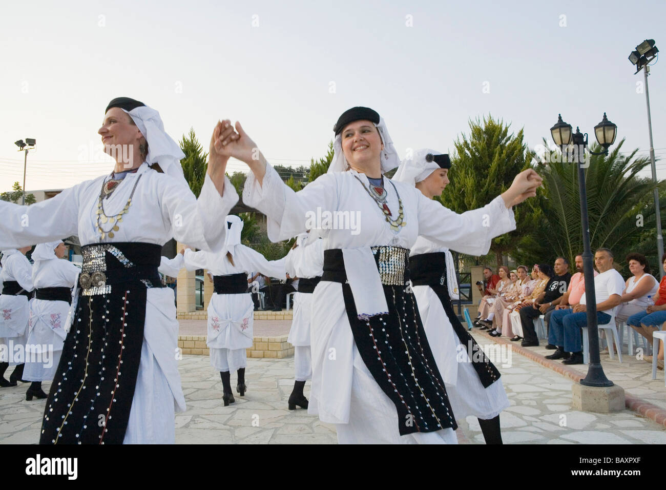 Un groupe de femmes danse, danse folklorique chypriote, le Festival du vin de Commandaria, Limnati, Chypre Banque D'Images