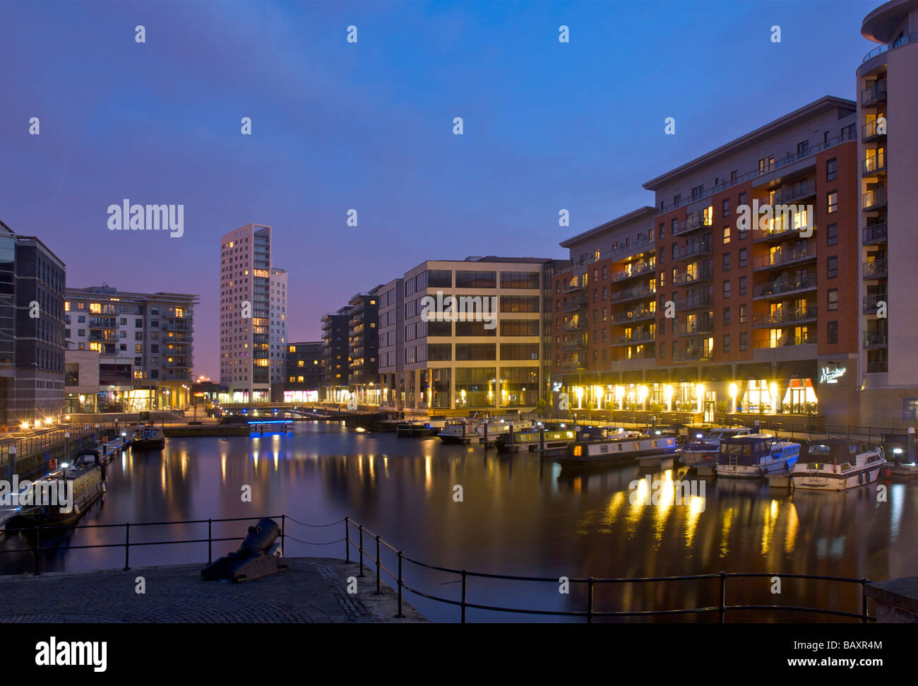 Clarence House donnant sur les magasins, les bureaux et les appartements du Clarence Dock, Leeds, West Yorkshire, England UK Banque D'Images