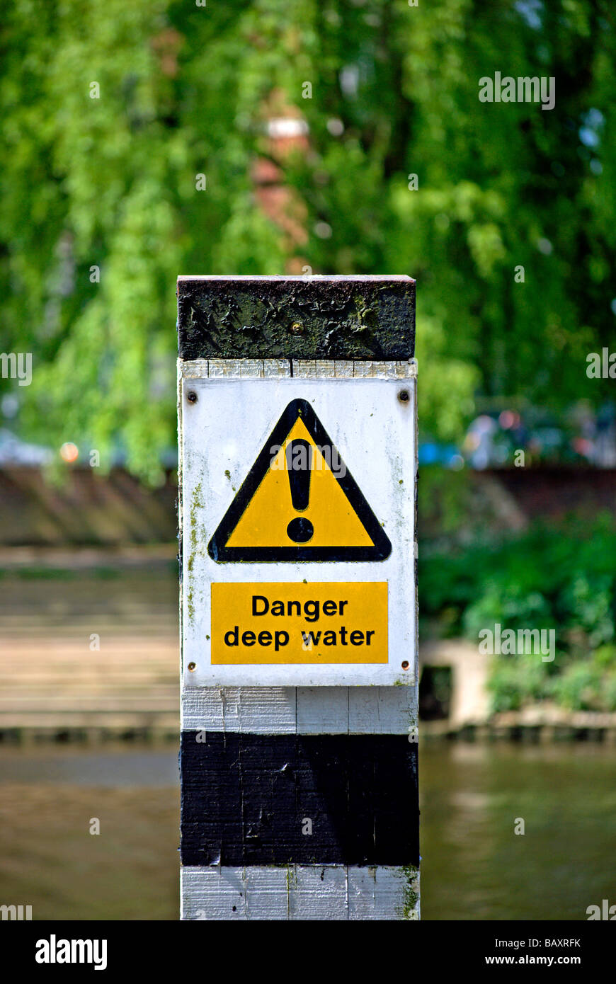 La danger de l'eau signe profond avec point d'exclamation Banque D'Images
