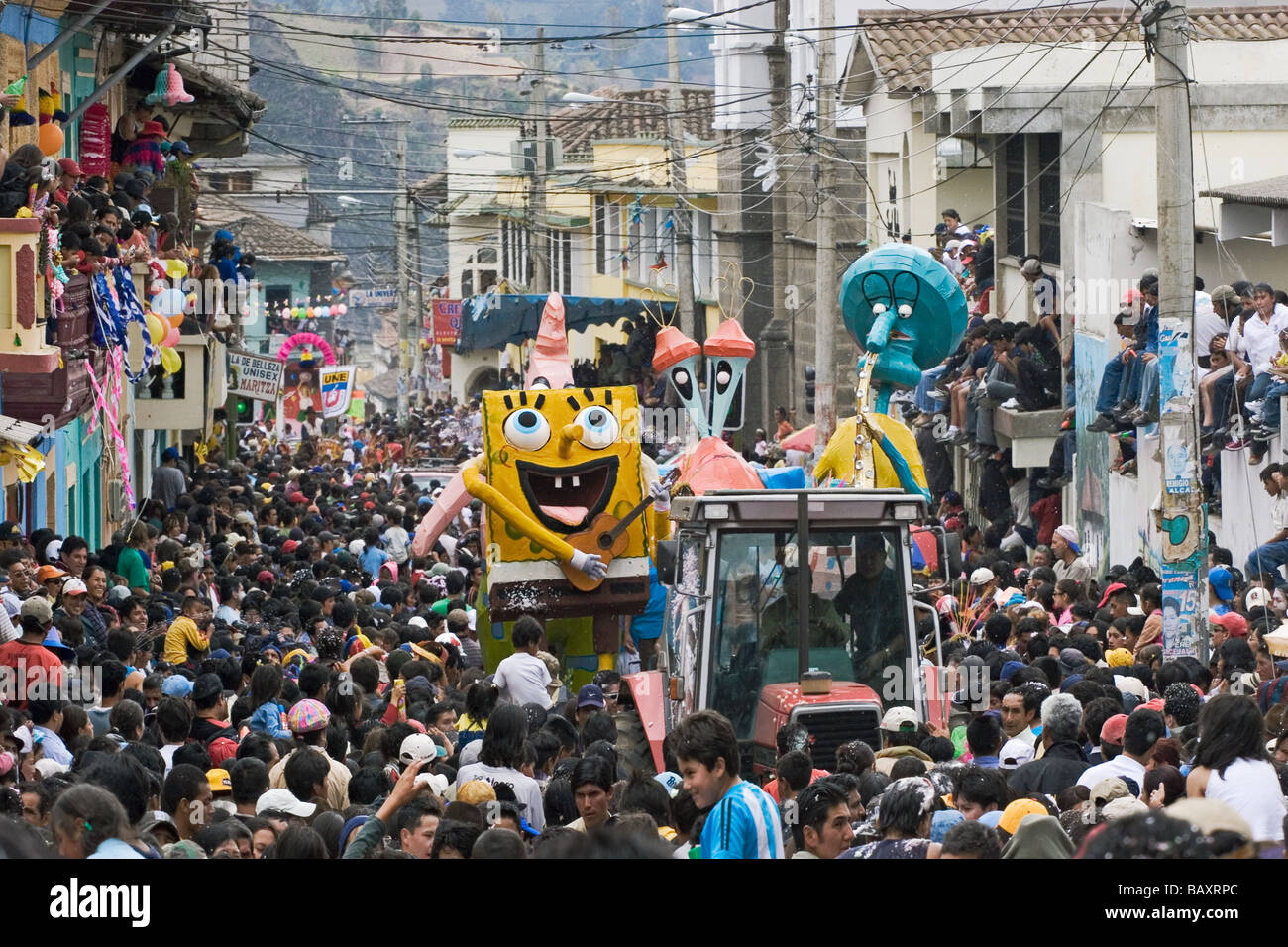 SpongeBob Squarepants flotte le traitement à l'un des plus grands carnavals annuels à l'échelle nationale à Guaranda, Bolivar, Province de l'Equateur Banque D'Images