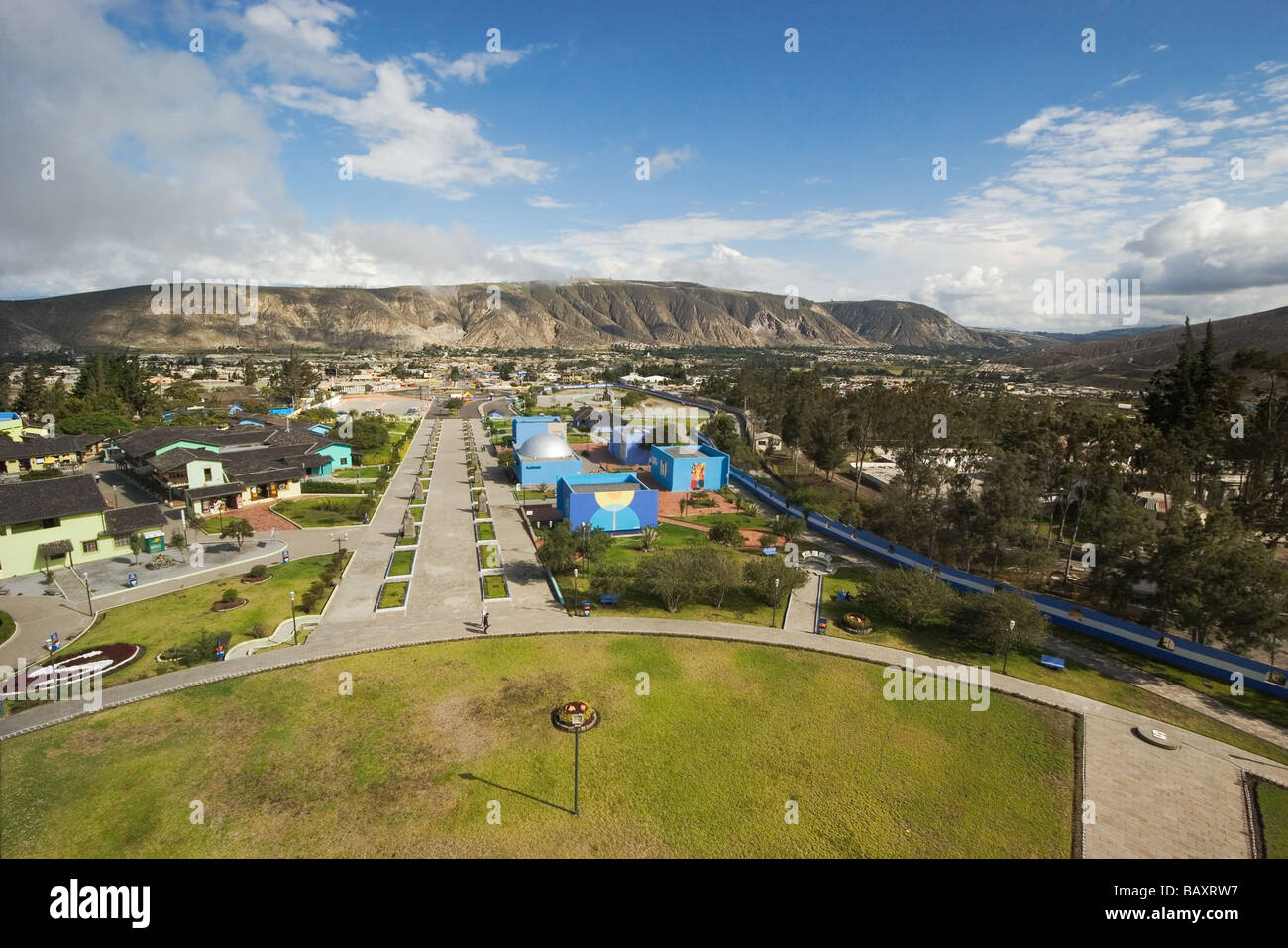 À la SE de haut du monument de 30 m pour marquer l'équateur à Mitad del Mundo monument, San Antonio, province de Pichincha Équateur Banque D'Images