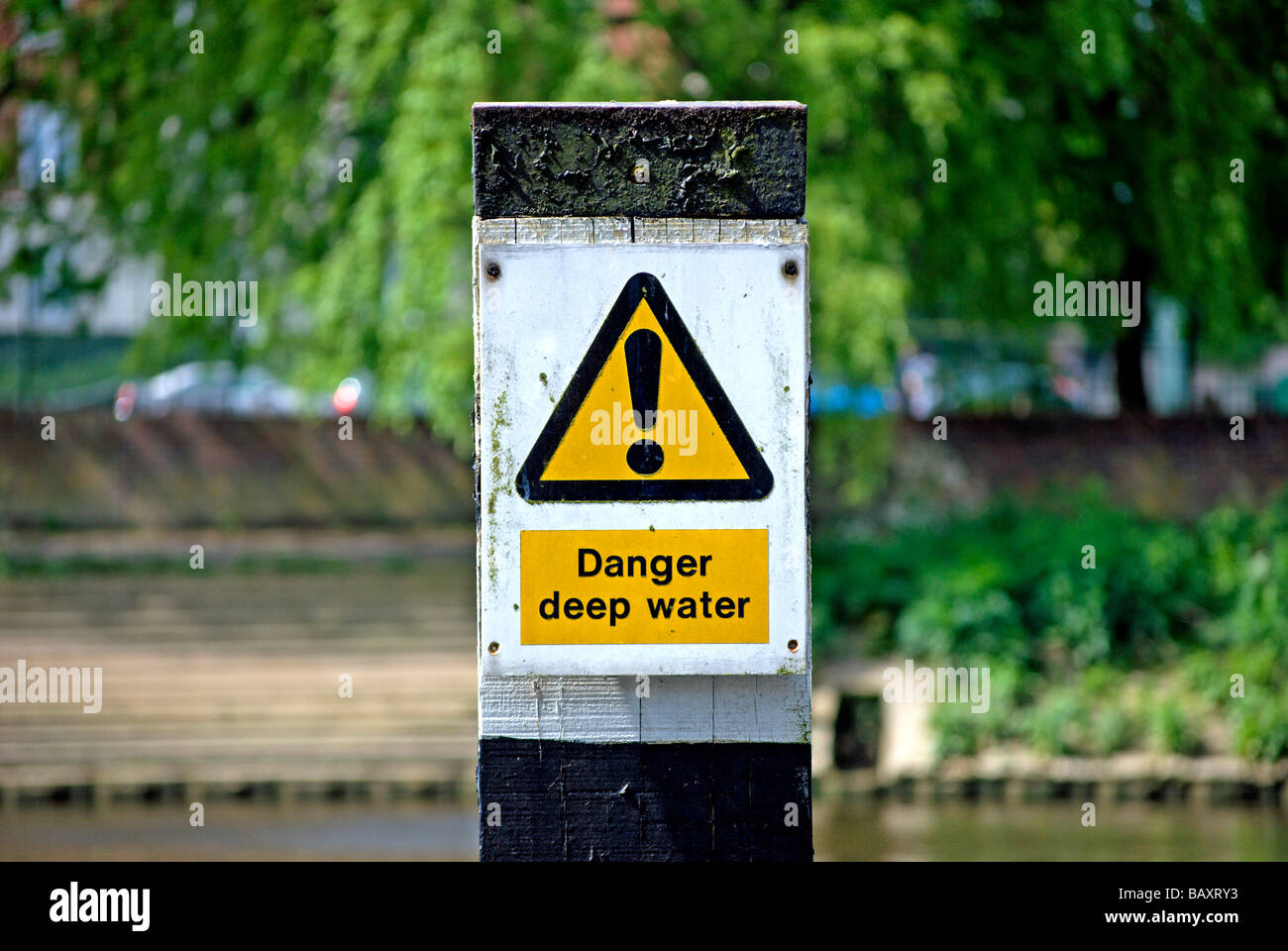 La danger de l'eau signe profond avec point d'exclamation Banque D'Images