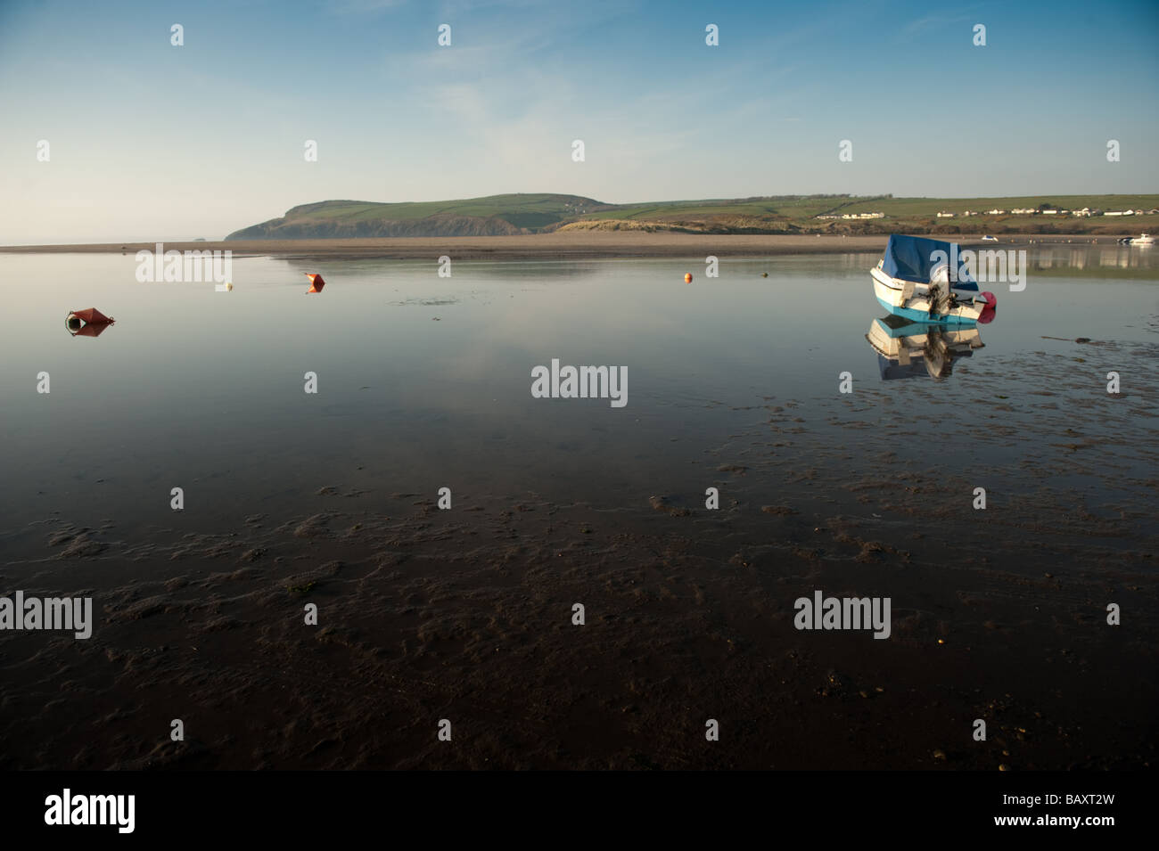 La plage et l'estuaire de la rivière Nevern au Parrog Newport Pembrokeshire Coast National Park soirée printanière Wales UK Banque D'Images