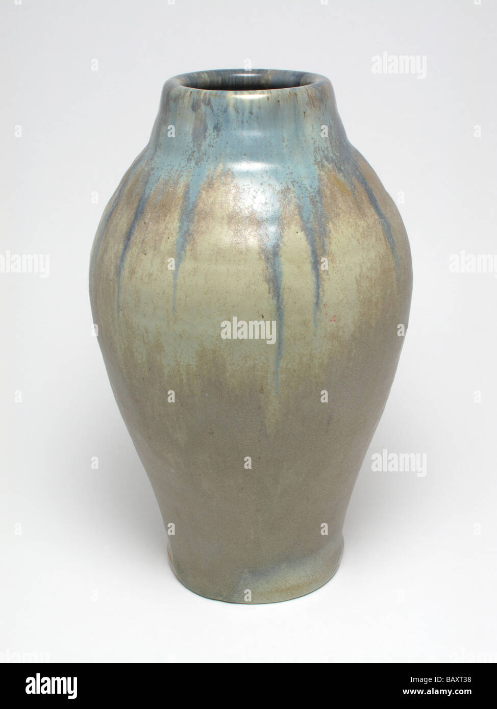 Anglais anciens arts et artisanat poterie vase par Upchurch avec glaçure inspiré chinois vers 1930. Banque D'Images