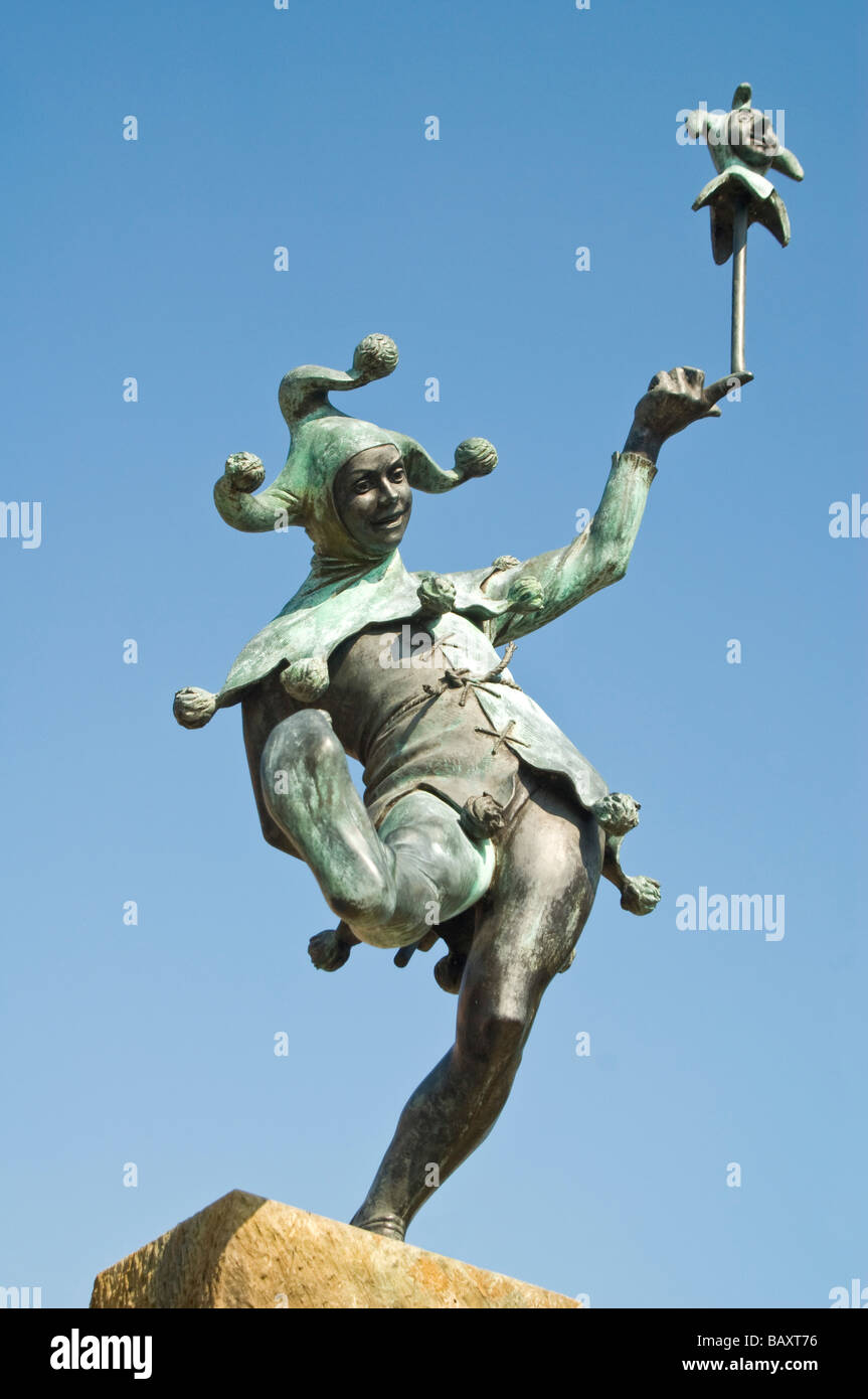 La verticale de près de l'Jester statue sur Henley Street contre un ciel bleu Banque D'Images