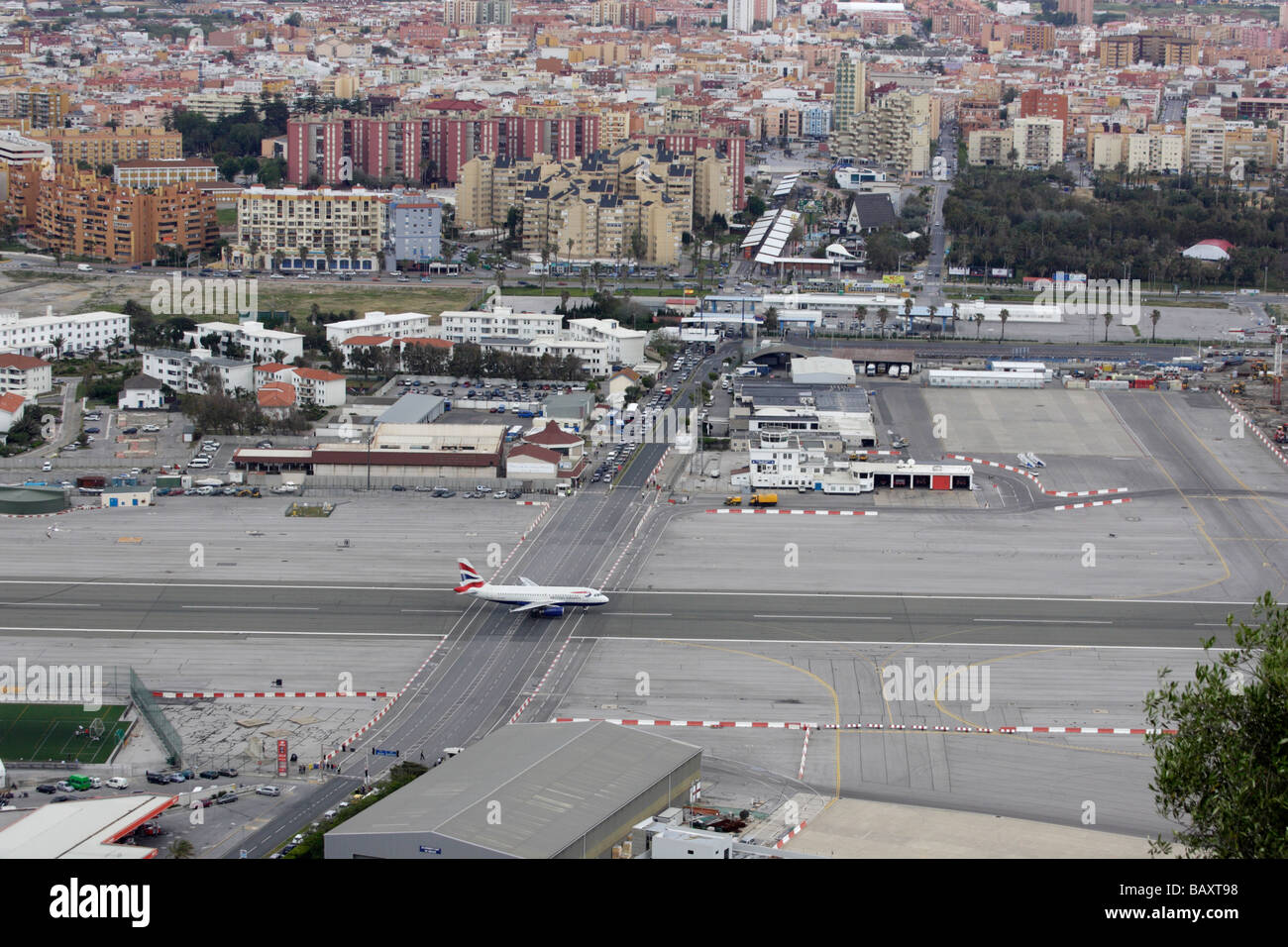 Vue de l'aéroport de Gibraltar et de la piste à partir du haut de la roche Banque D'Images