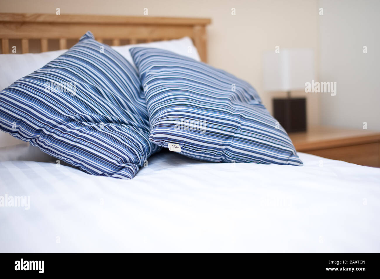 Oreillers sur le lit Banque D'Images