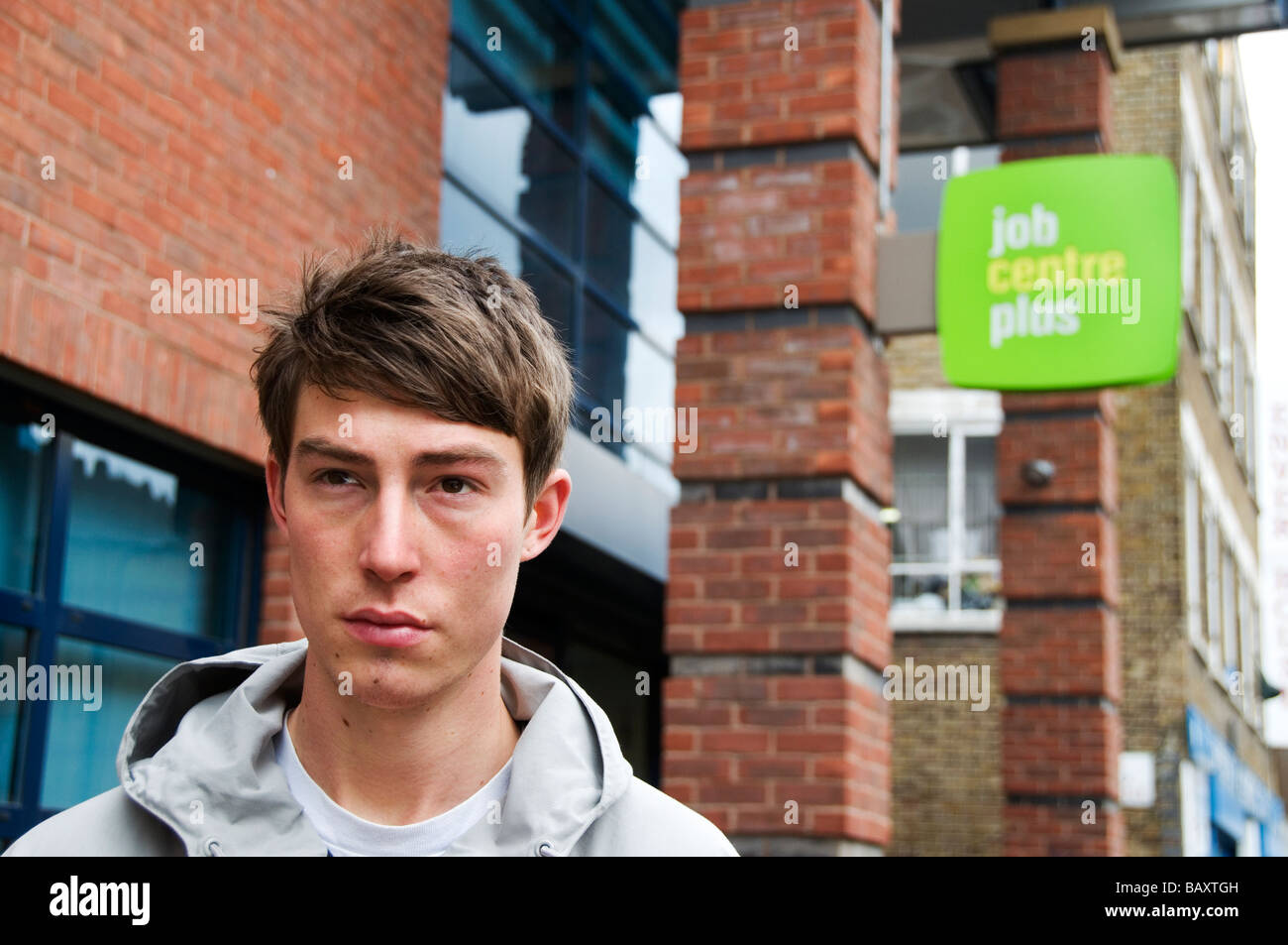 Jeune homme de 20 ans à travailler à l'extérieur , job centre plus Banque D'Images