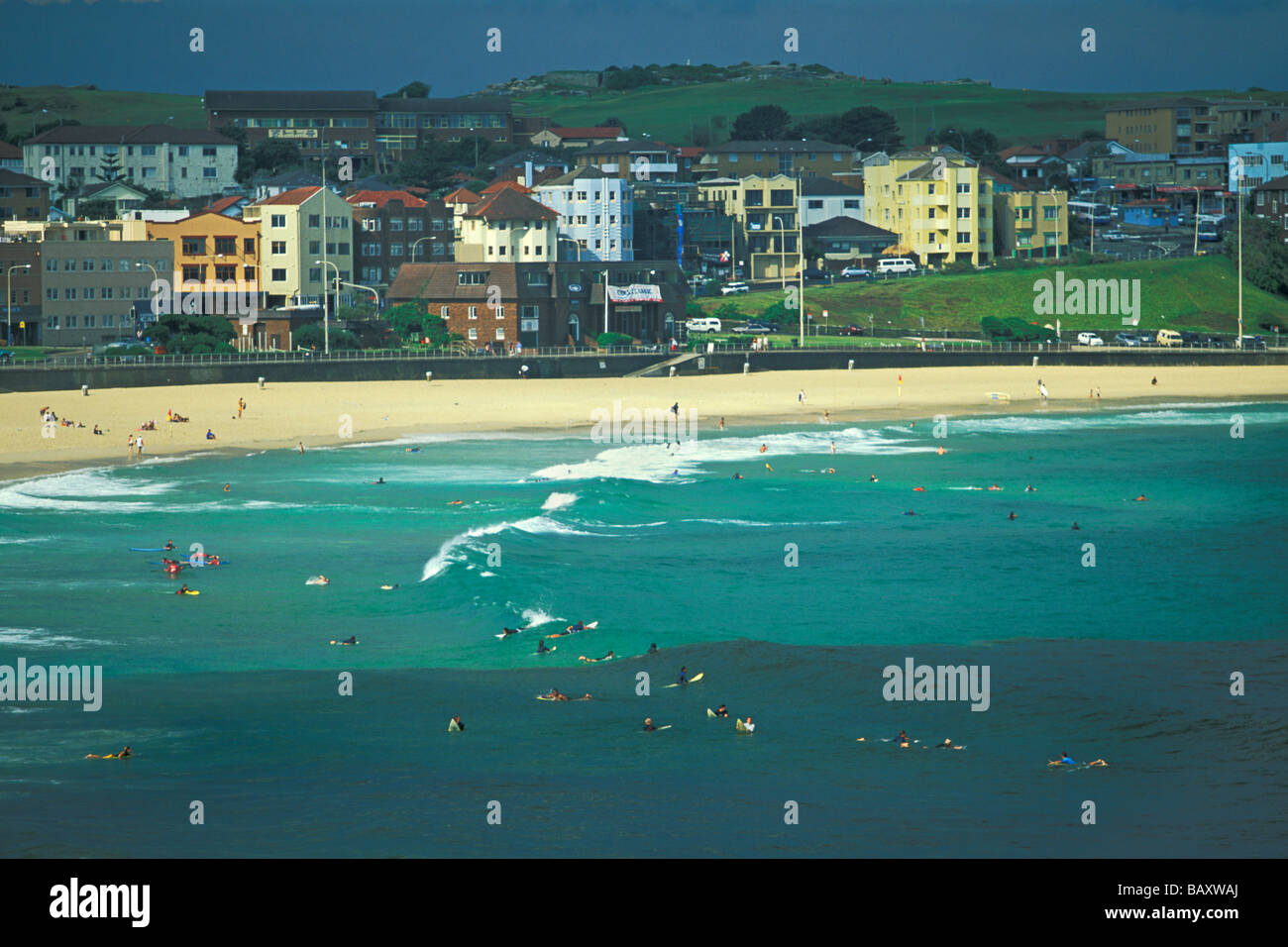 Les surfeurs dans l'eau polluée au premier plan après une grave tempête au célèbre Bondi Beach, Sydney, New South Wales, Australia Banque D'Images