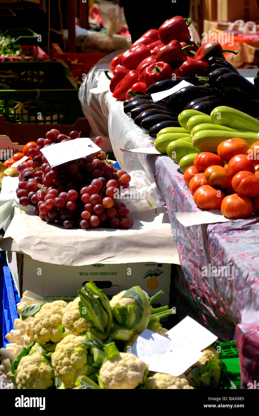 Les fruits et légumes au marché de plein air à Alcudia, Majorque Banque D'Images